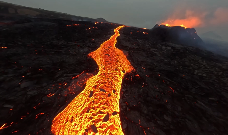 Coulée de lave - éruption du Piton de la Fournaise (2 juillet – 10 août 2023) sur l’île de La Réunion